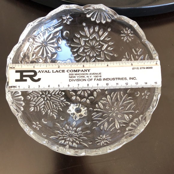 Mikasa Crystal 3 footed 6” snowflake star design bowl! Perfect side salad/snacks - Picture 3 of 8